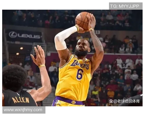 詹姆斯突破&裁判吹李凯尔防守犯规 爵士挑战成功拿到球权