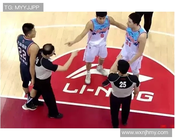 还挺激烈！米诺特和克洛尼争抢篮板时互相推搡 双方吃T！